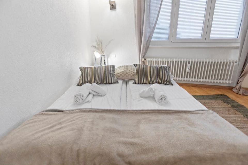 Bed, Bedroom, internet, towels