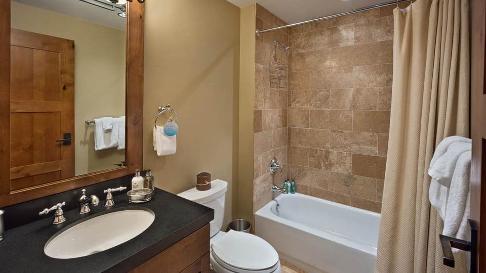 Shower, Toilet, Bathroom, Bath, towels