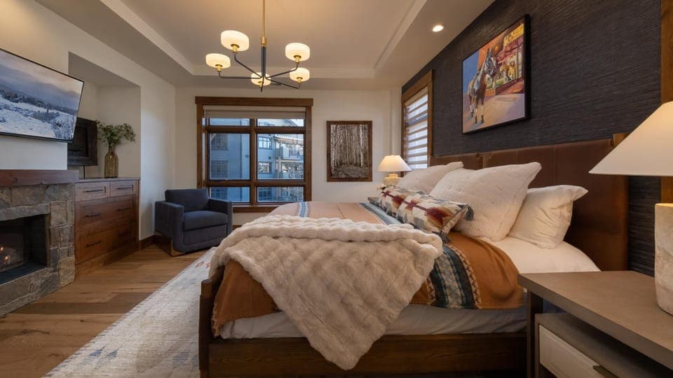 Bed, TV and multimedia, Bedroom, fireplace, furniture