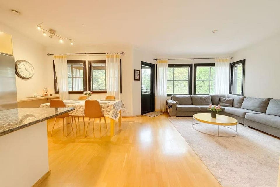 TV and multimedia, Living room, Seating area, Dining area