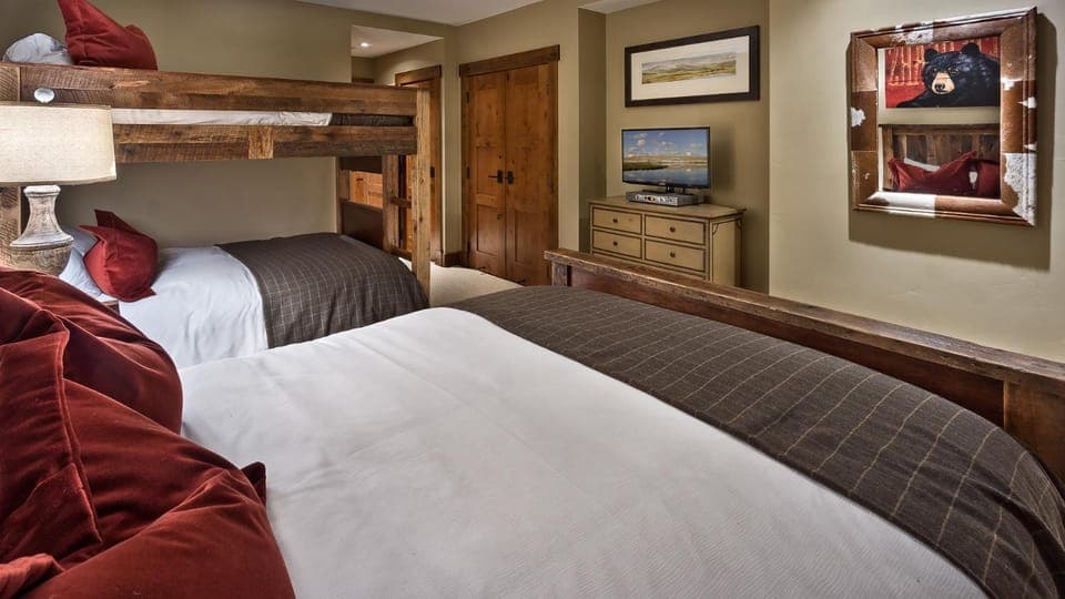 Bed, TV and multimedia, Bedroom