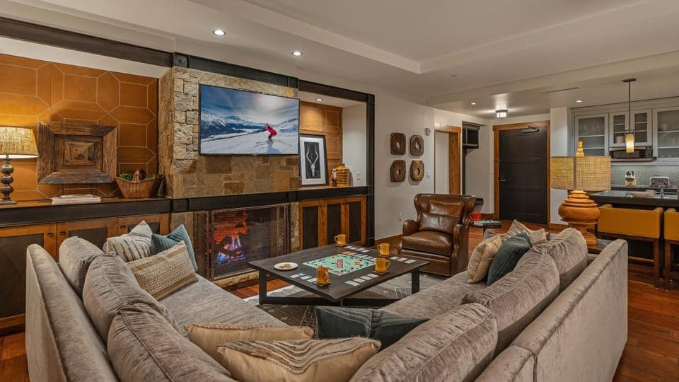 TV and multimedia, Seating area, fireplace