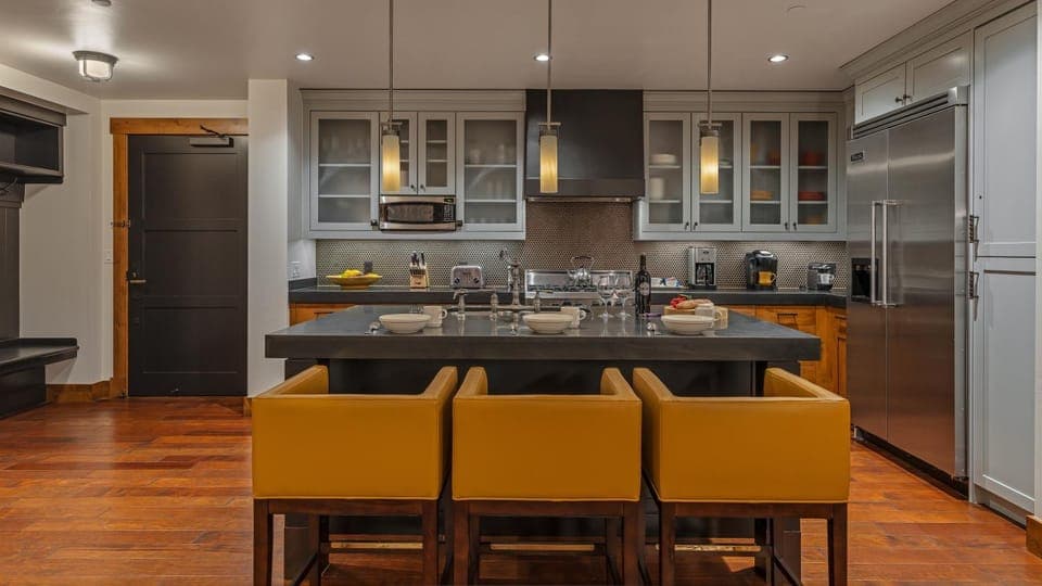 Coffee/tea facilities, furniture, microwave, storage