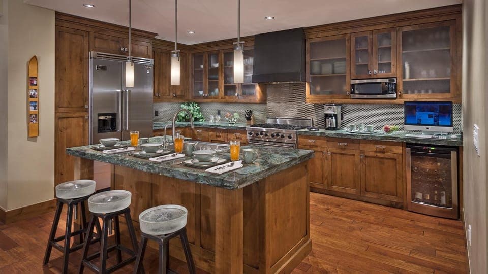 Coffee/tea facilities, dishwasher, furniture, microwave, stove
