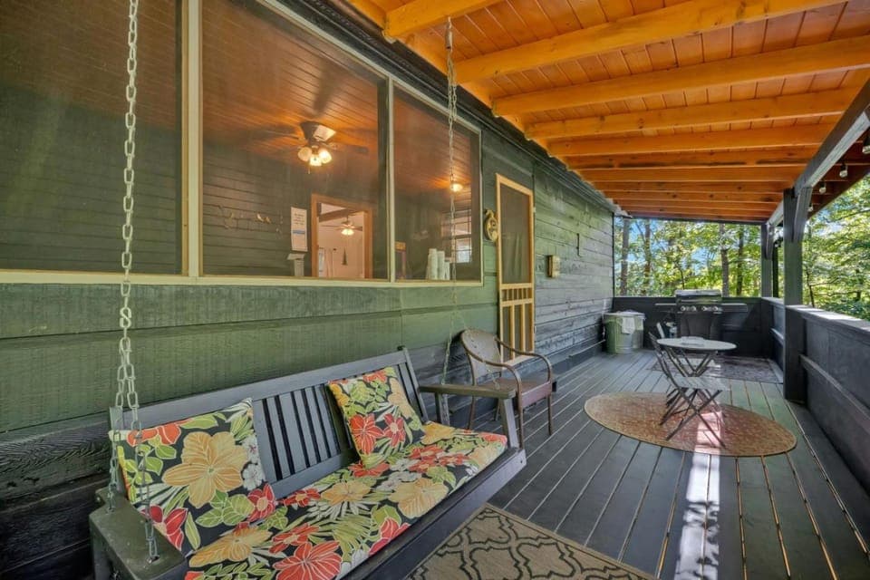 Warm Modern Lodge Hot Tub Fireplace Pacman House in Pigeon Forge