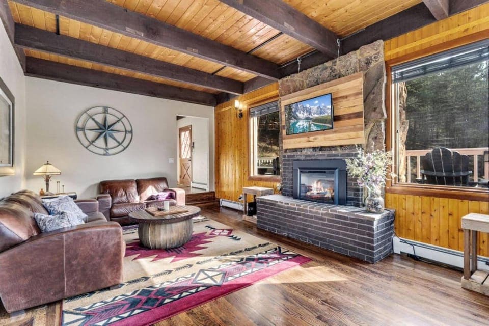 King of the Mountain. Private Hot Tub. Pets allowe House in Idaho Springs