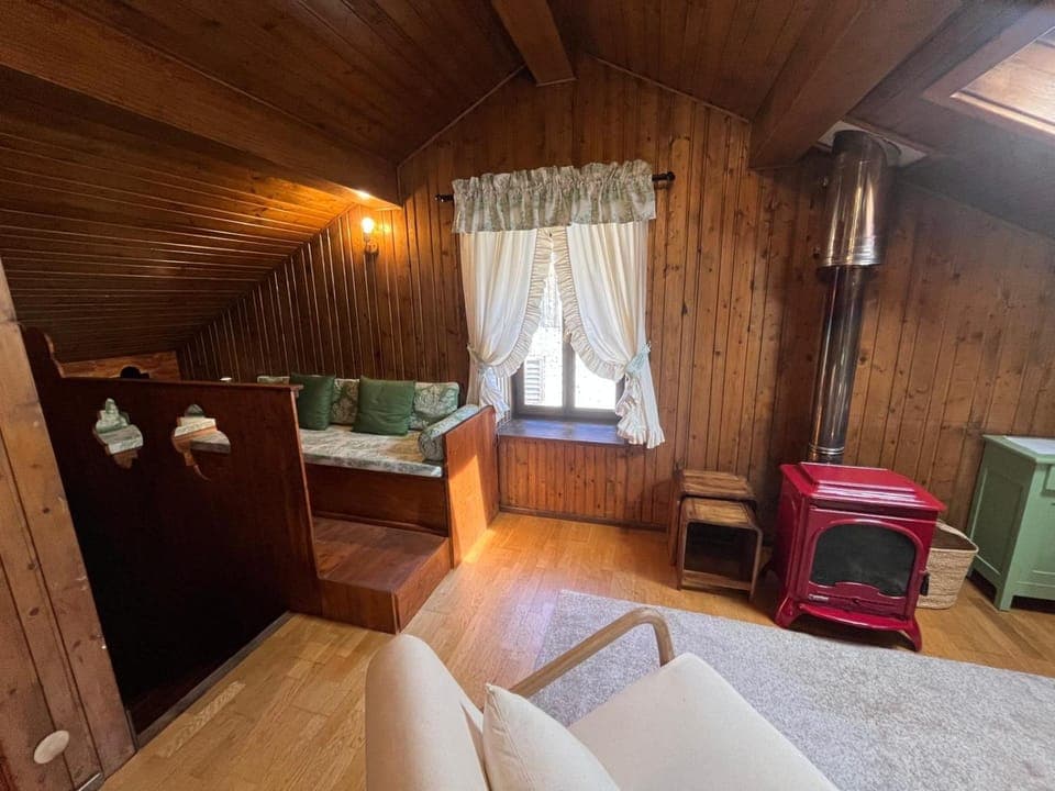 Photo of the whole room, fireplace