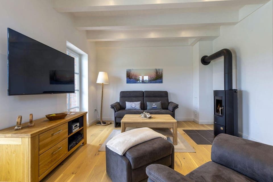 TV and multimedia, Living room, Photo of the whole room, Seating area, Evening entertainment