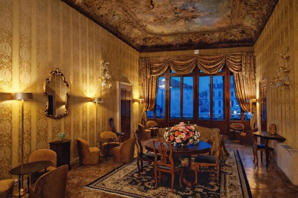 Bird's eye view, Seating area