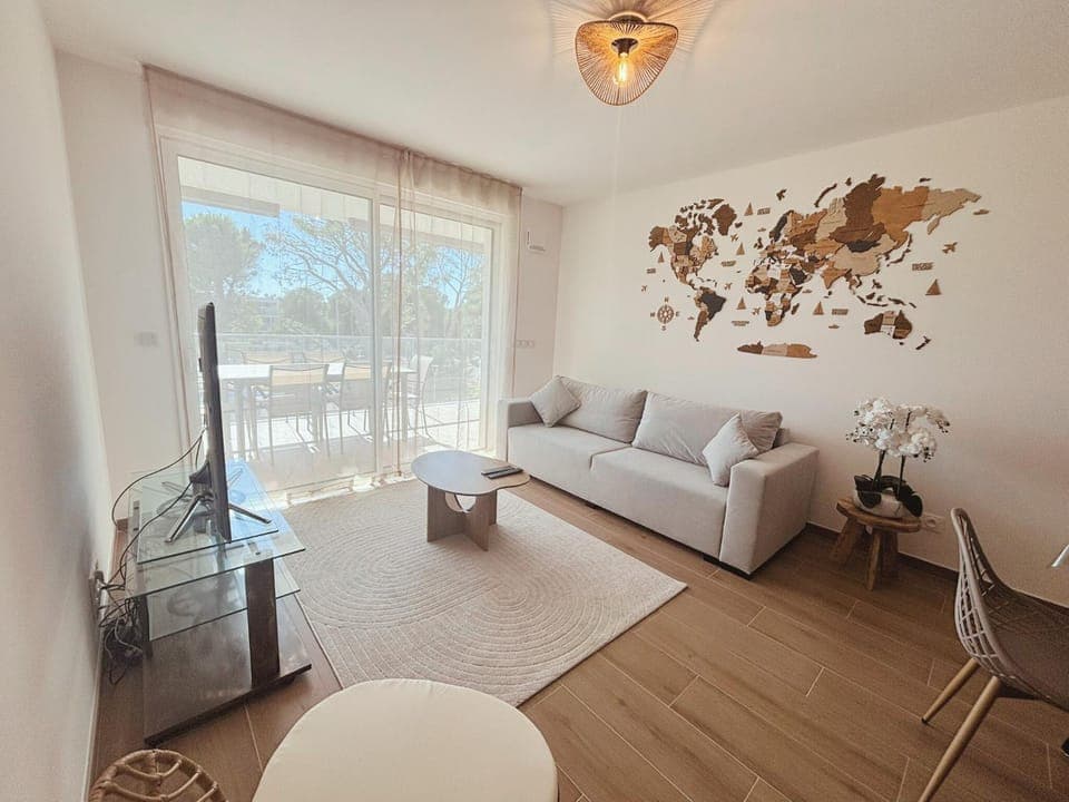 Bed, TV and multimedia, Living room, Photo of the whole room, Seating area, Bedroom