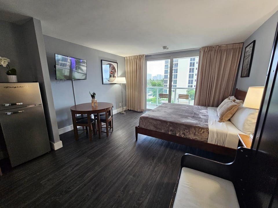 Bed, TV and multimedia, Seating area, Bedroom