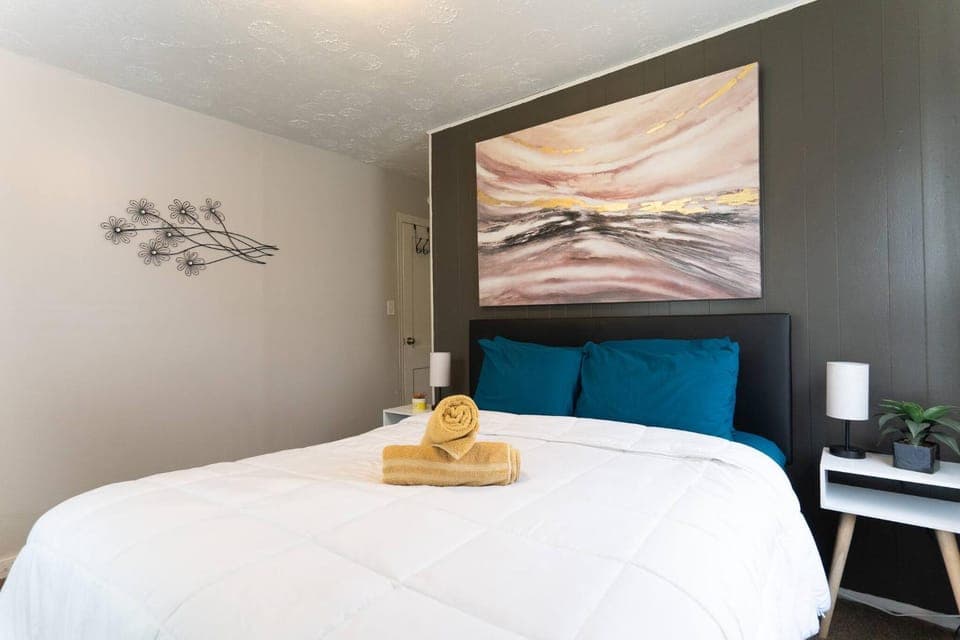 Bed, Bedroom, towels