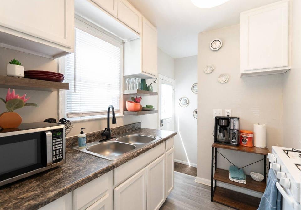 Bathroom, Kitchen or kitchenette, microwave