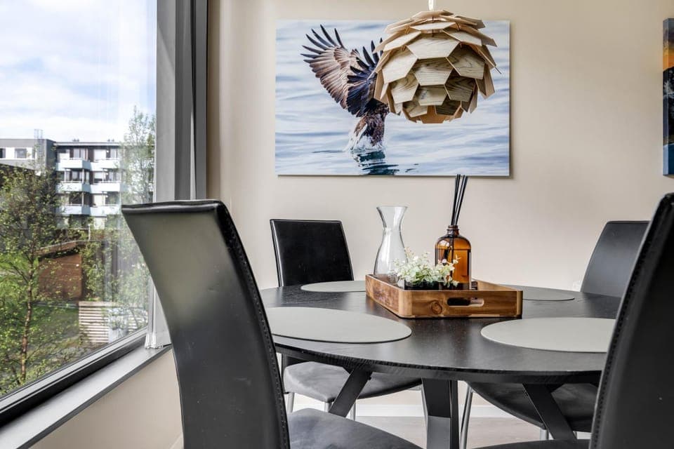 View (from property/room), View (from property/room), Living room, Seating area, Dining area, City view