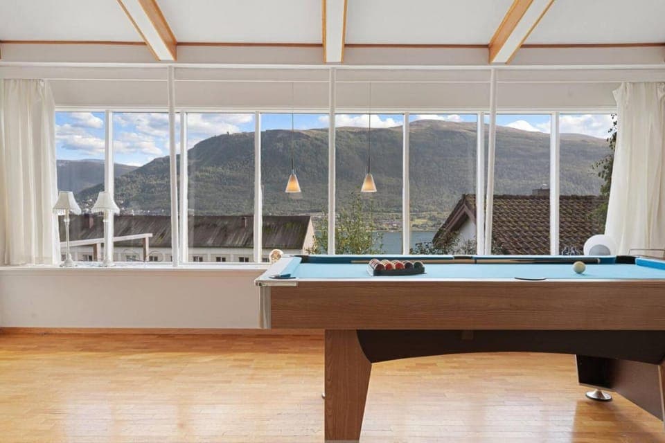Billiard, Living room, Mountain view