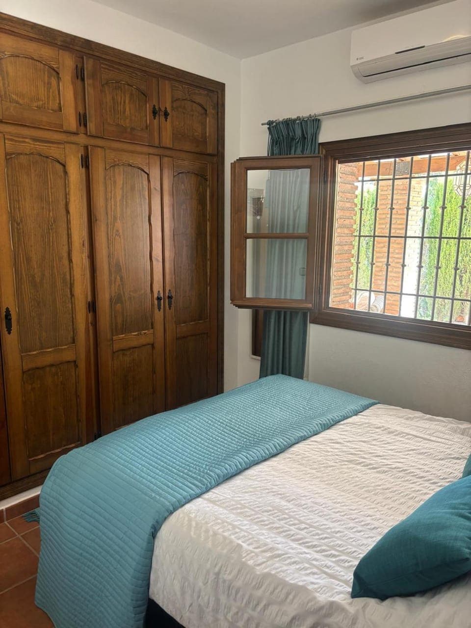 Bed, Bedroom, wardrobe, air conditioner