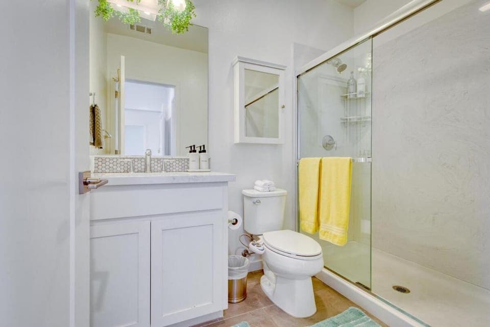 Shower, Toilet, Bathroom, bidet, towels