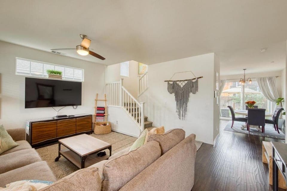 Communal lounge/ TV room, TV and multimedia, Living room, Seating area, Evening entertainment