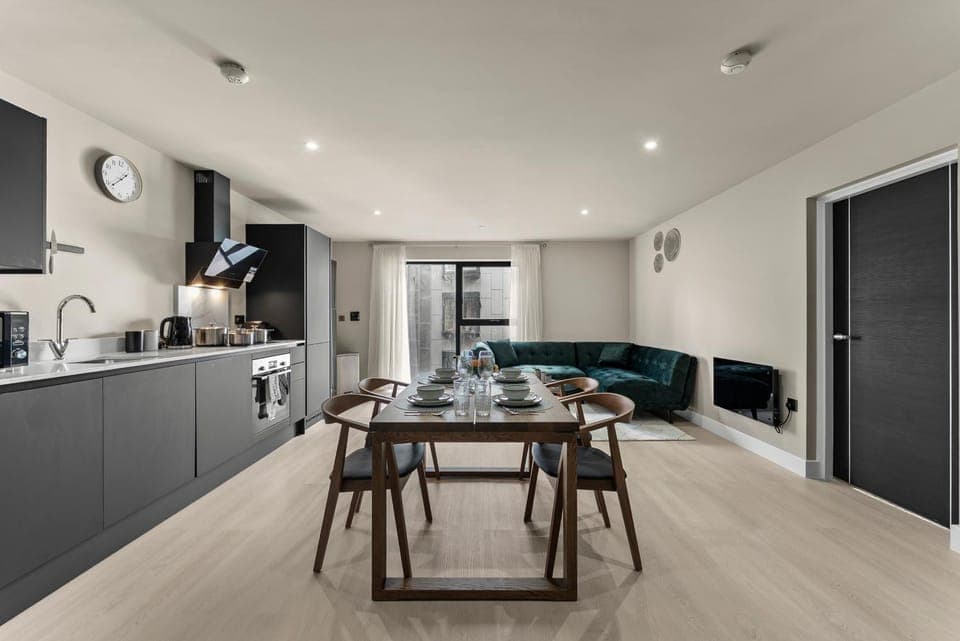 TV and multimedia, Kitchen or kitchenette, Living room, Seating area, Dining area, oven