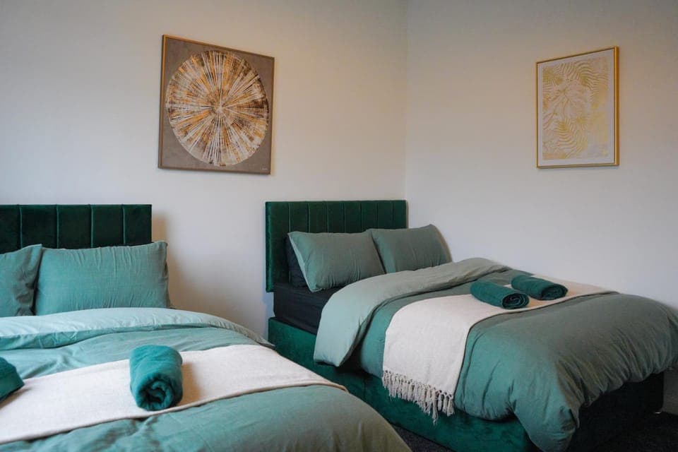 Bed, Photo of the whole room, Bedroom, towels