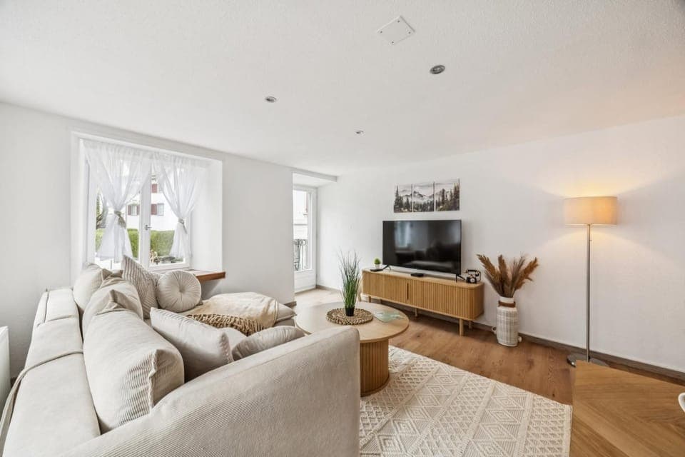 Communal lounge/ TV room, TV and multimedia, Living room, Seating area, Evening entertainment