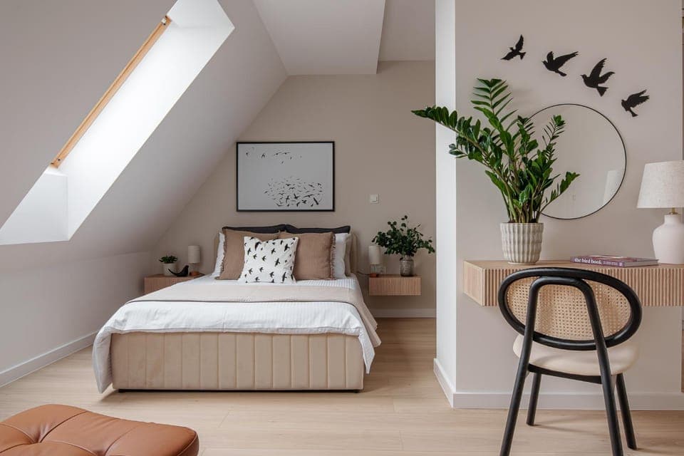 Bed, Photo of the whole room, Seating area, Bedroom