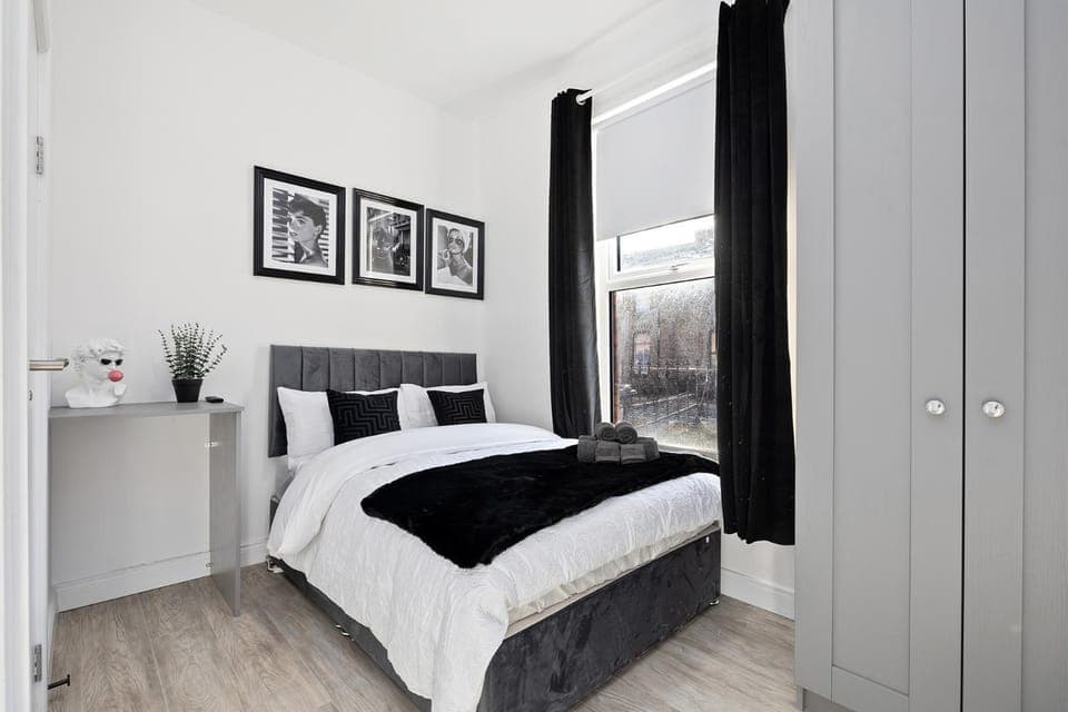 Bed, Photo of the whole room, Bedroom, wardrobe