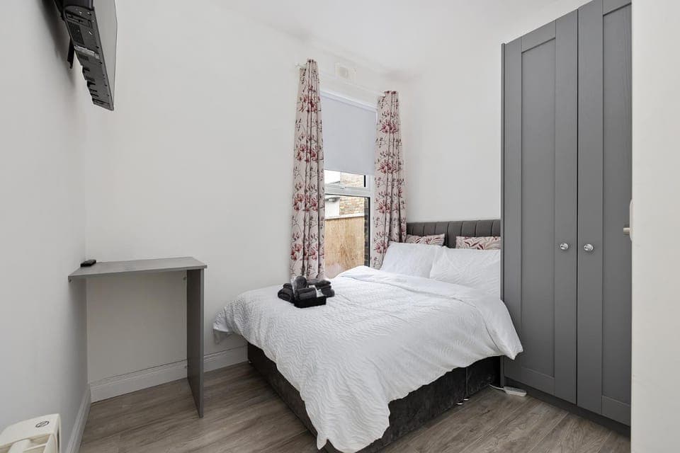 Bed, TV and multimedia, Photo of the whole room, Bedroom, towels, wardrobe