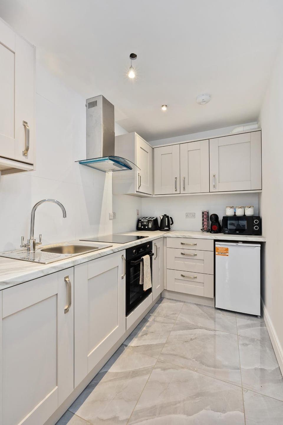 Coffee/tea facilities, Kitchen or kitchenette, dishwasher, stove, toaster