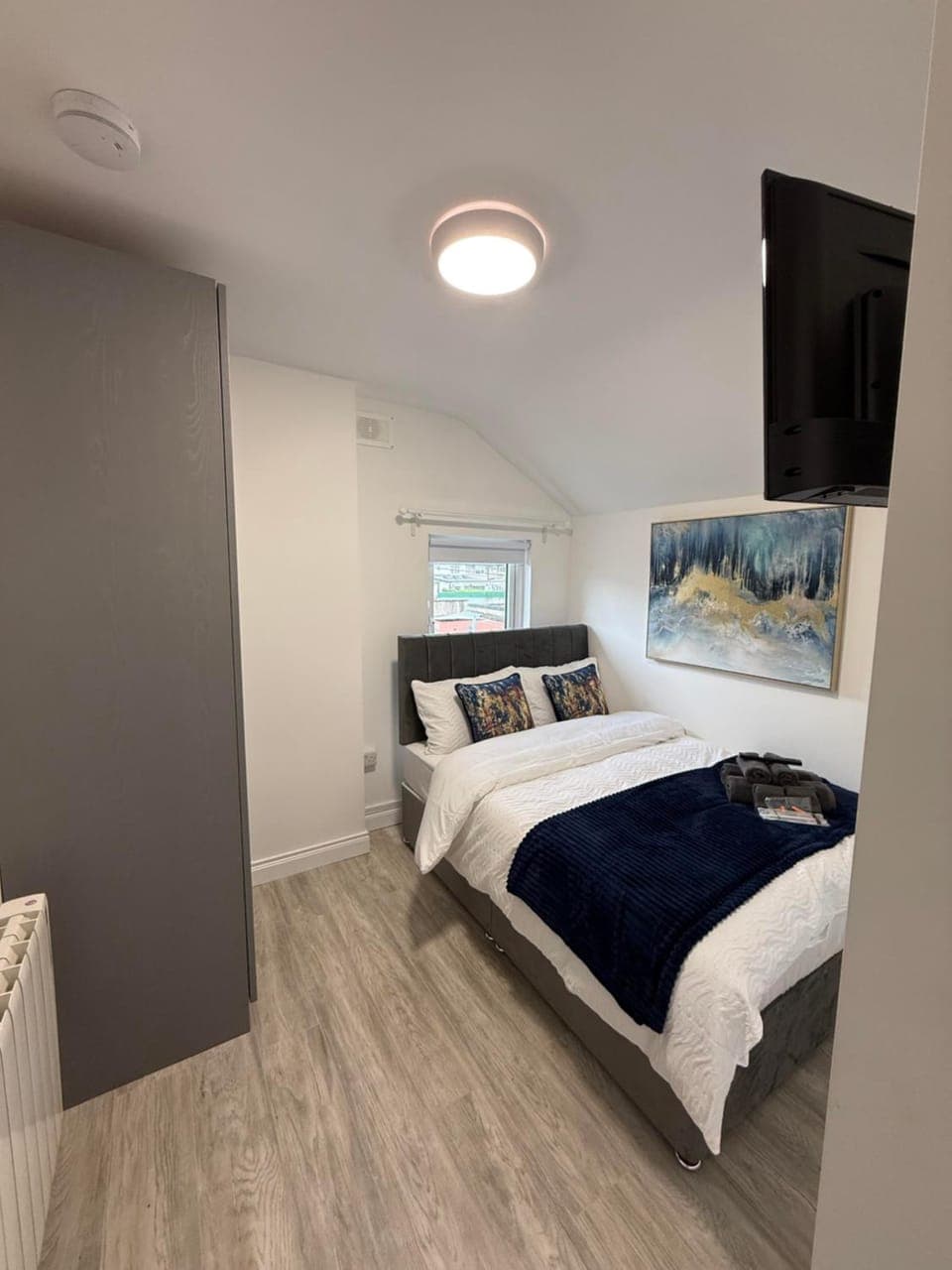 Bed, TV and multimedia, Photo of the whole room, Bedroom