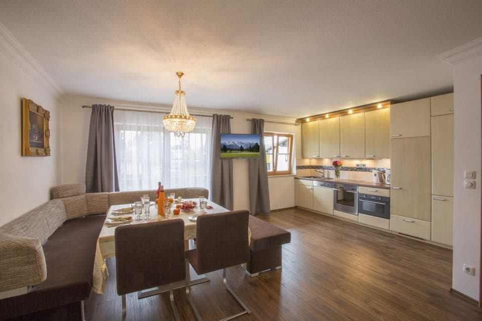 TV and multimedia, Coffee/tea facilities, Balcony/Terrace, Kitchen or kitchenette, Living room, Seating area, Dining area