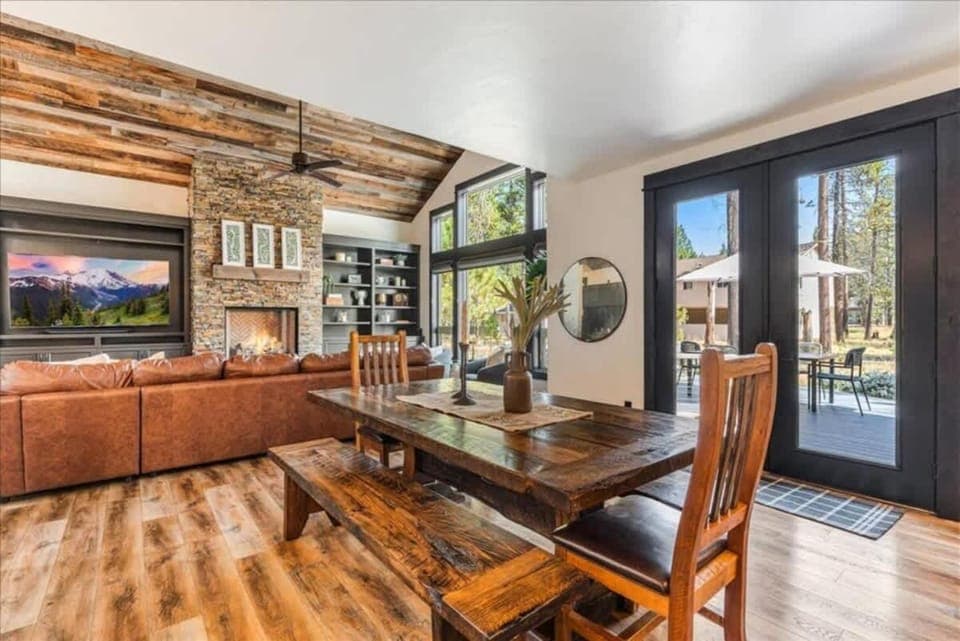 Gannet Chalet with HOT TUB, SAUNA, SHARC House in Sunriver