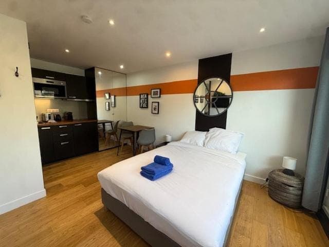 Photo of the whole room, Dining area, towels