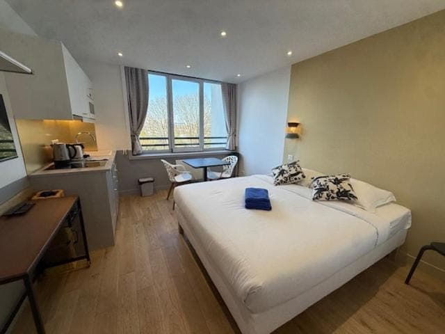 Photo of the whole room, Bedroom, towels