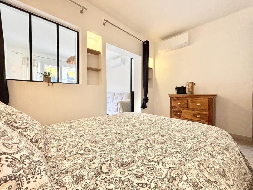 Bed, Bedroom, air conditioner