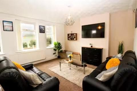 Communal lounge/ TV room, TV and multimedia, Living room, Seating area, Evening entertainment