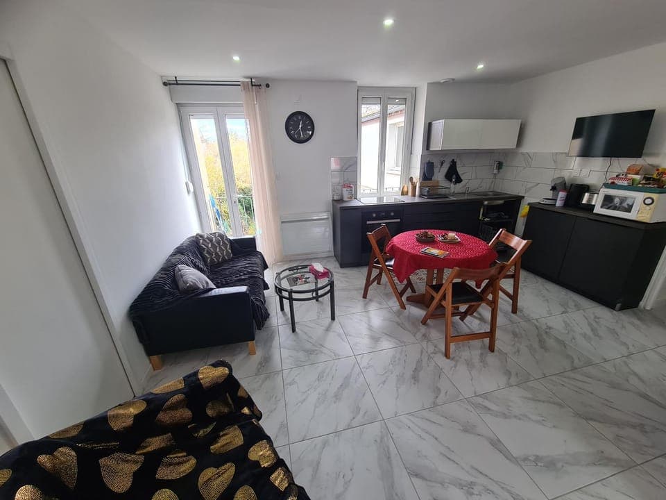 TV and multimedia, Living room, Seating area, Dining area, oven, stove