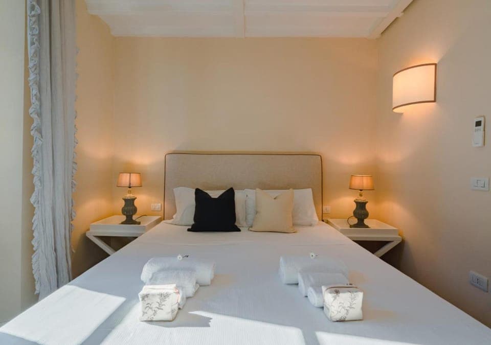 Bedroom, locker, towels, kitchen