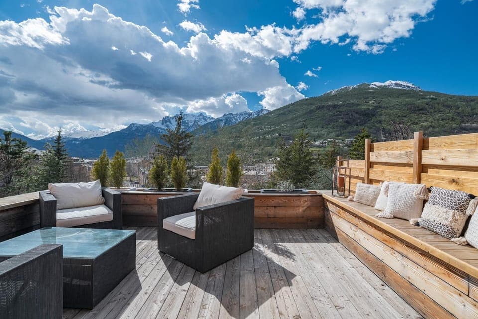 Property building, Balcony/Terrace, Living room