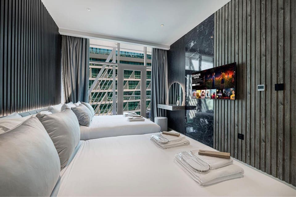 Bed, TV and multimedia, Photo of the whole room, Bedroom, towels