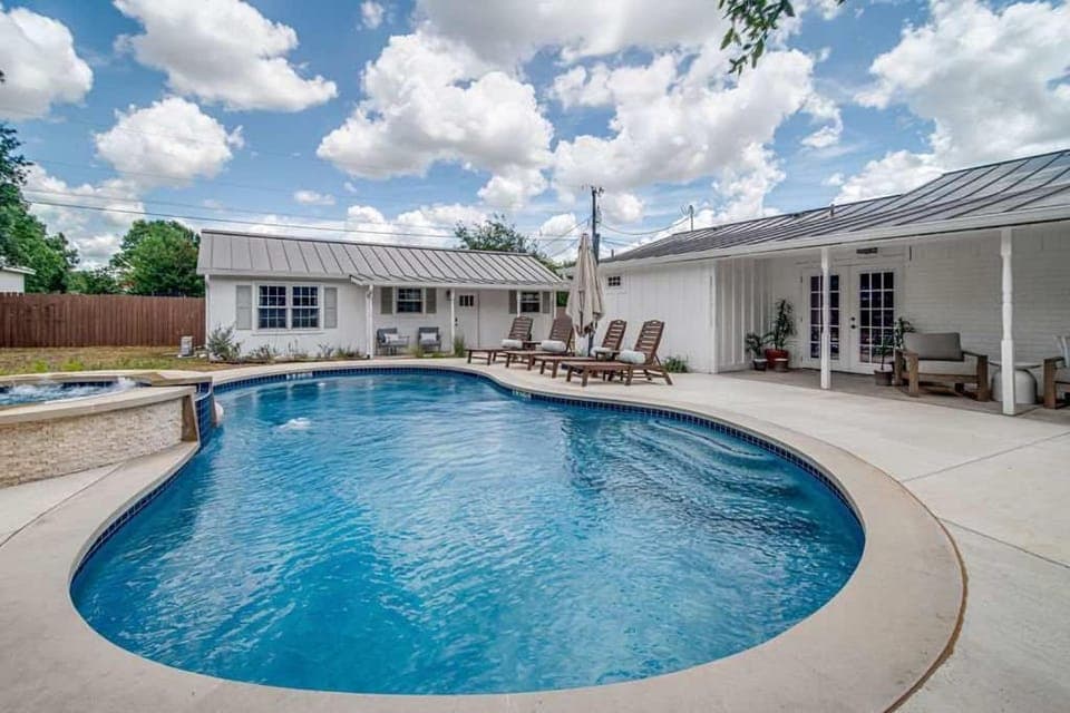 Property building, Day, Swimming pool, Swimming pool, sunbed