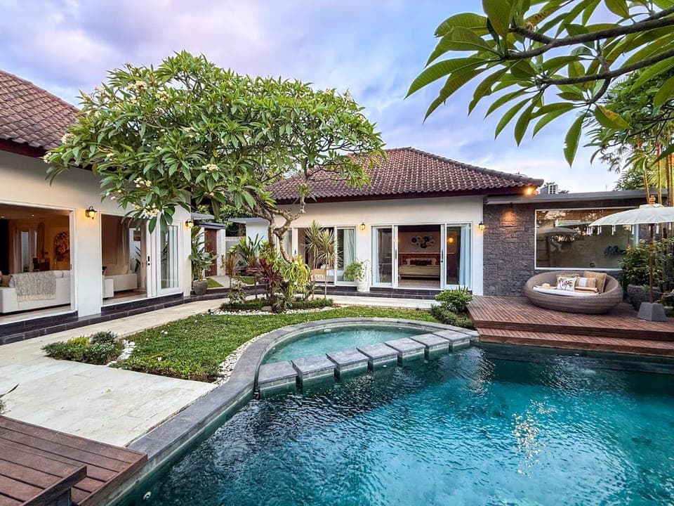 Property building, Patio, Day, Garden, Garden, Garden view, Pool view, Swimming pool, Swimming pool