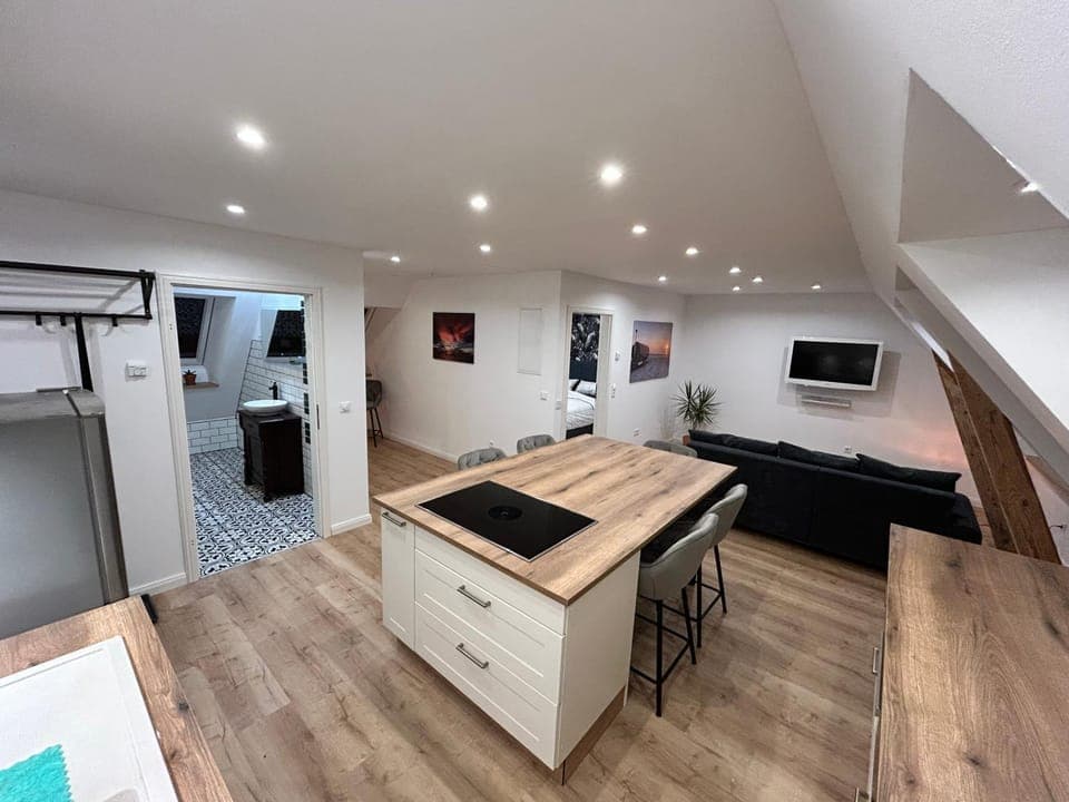 TV and multimedia, Kitchen or kitchenette, Seating area, stove