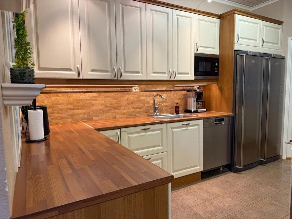 Coffee/tea facilities, Kitchen or kitchenette, dishwasher, oven, stove