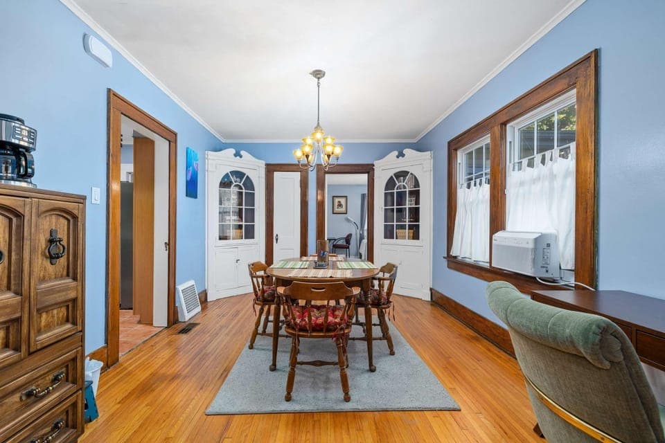 Photo of the whole room, Dining area
