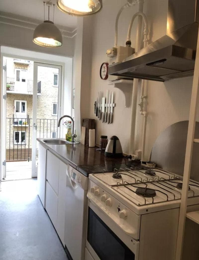 Kitchen or kitchenette, dishwasher, stove
