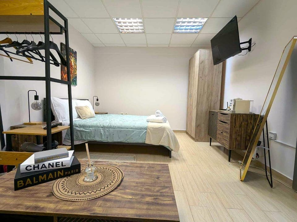 Bed, TV and multimedia, Photo of the whole room, Bedroom, wardrobe