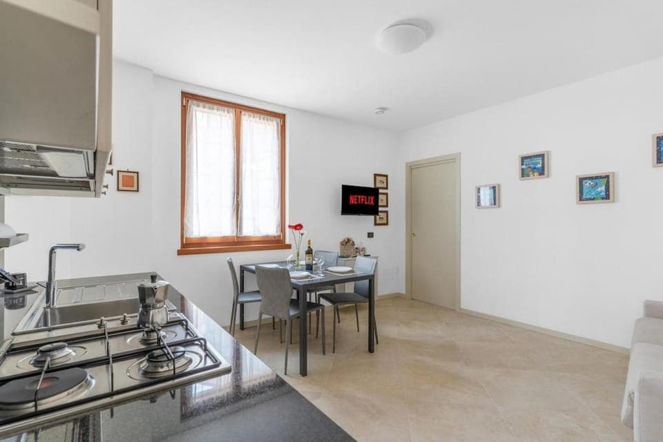 TV and multimedia, Kitchen or kitchenette, Living room, Seating area, Dining area