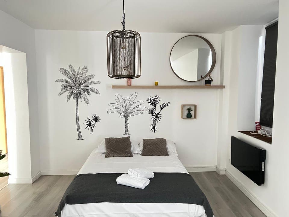 Bed, Photo of the whole room, Bedroom, towels