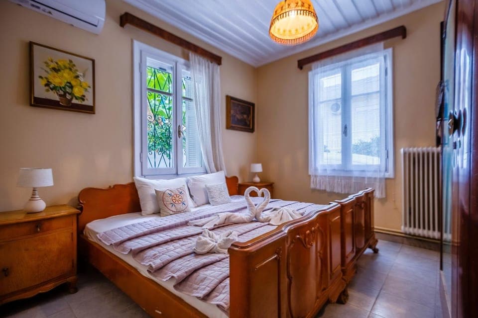 Bed, Day, Photo of the whole room, Decorative detail, Decorative detail, Bedroom, Time of day, internet, towels, air conditioner, air conditioner